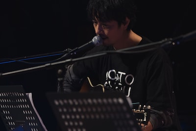 「cinema bird in 石川県奥能登」でウェルカムソングを披露する斎藤工