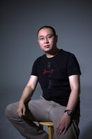 「大地に生きる」の監督フオ・モン（霍猛）