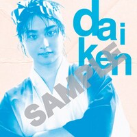 「奥平大兼オフィシャルカレンダー2026」特典のアートステッカー（MAILIVIS）