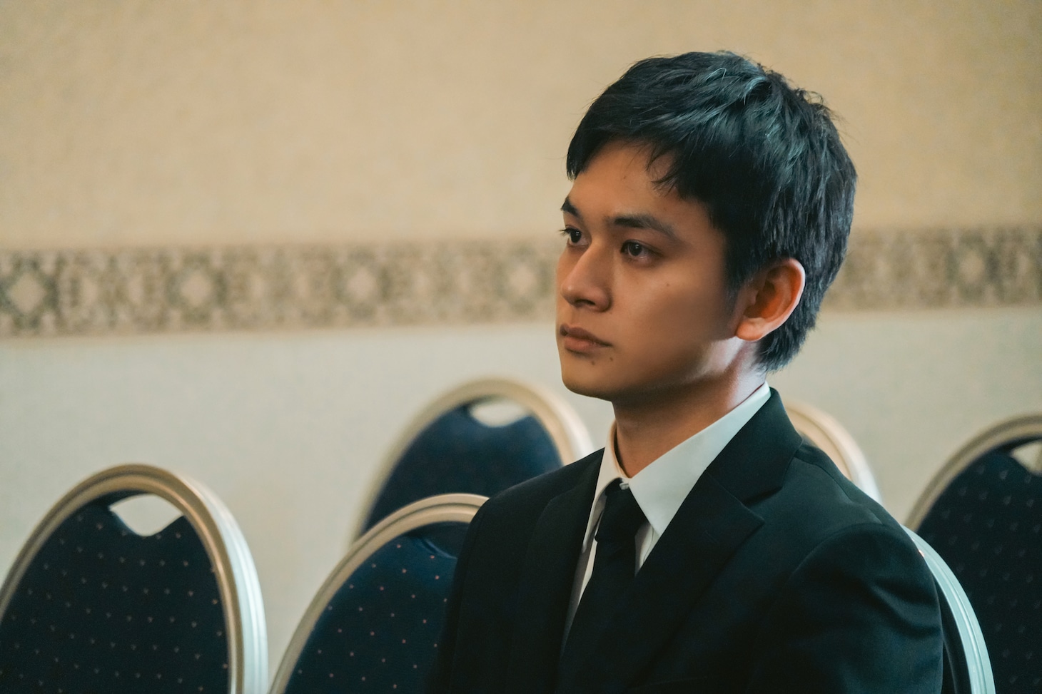 映画「ほどなく、お別れです」北村匠海演じる柳沢亮太。出産直前の妻と腹の中の子を事故で亡くし、現実を受け止めきれないまま葬儀を迎える