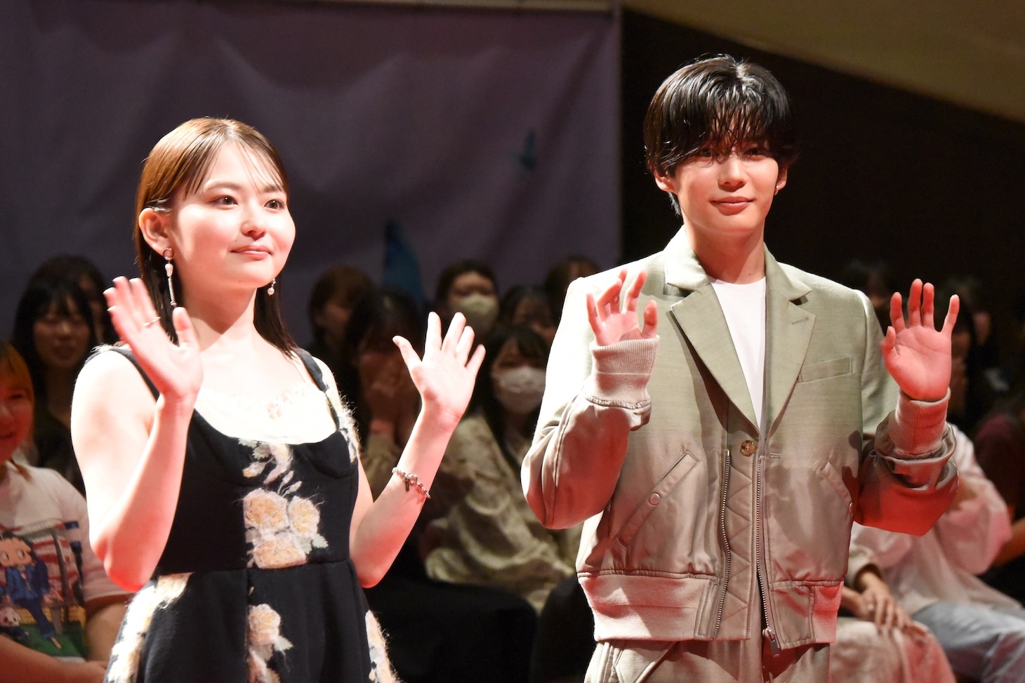 観客に手を振る長尾謙杜（右）と山田杏奈（左）