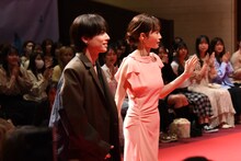石原慎也（左）、前田敦子（右）