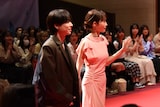 石原慎也(左)、前田敦子(右)