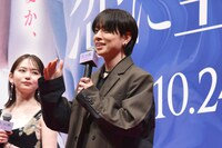 石原慎也（中央）