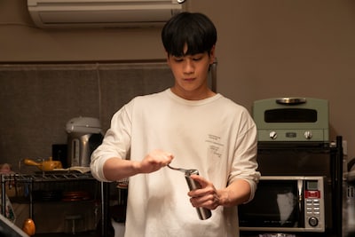 「富士山と、コーヒーと、しあわせの数式」メイキング写真。コーヒーを淹れるための準備に余念がない豆原一成