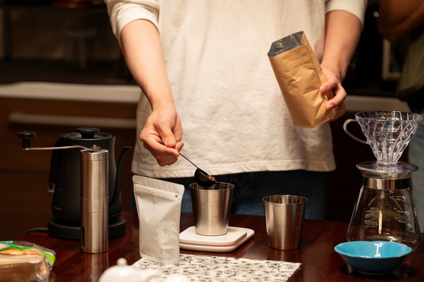 「富士山と、コーヒーと、しあわせの数式」メイキング写真。おいしいコーヒーを淹れるため、しっかりとg数を測る豆原一成の手元