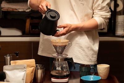 「富士山と、コーヒーと、しあわせの数式」メイキング写真。注意点を意識しながら、丁寧にコーヒーを淹れる豆原一成の手元