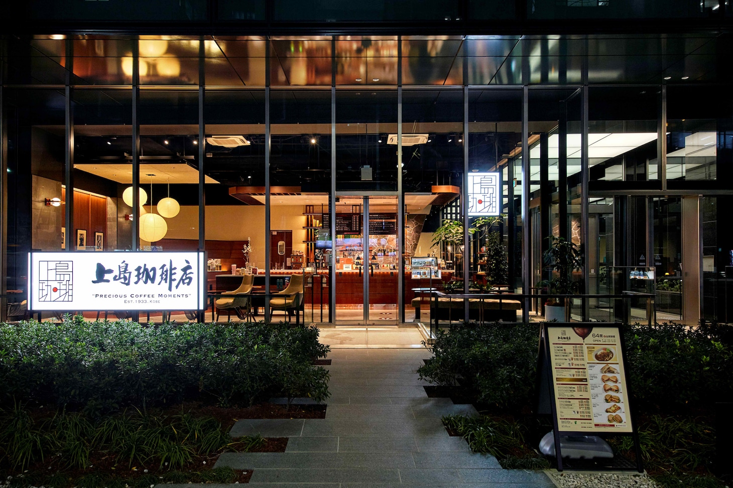 「富士山と、コーヒーと、しあわせの数式」の劇中で、拓磨と紗季のアルバイト先である東京・上島珈琲店虎ノ門店の内観