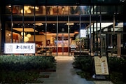 「富士山と、コーヒーと、しあわせの数式」の劇中で、拓磨と紗季のアルバイト先である東京・上島珈琲店虎ノ門店の内観