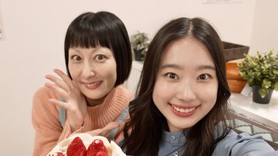 「君のスマホを見てみたら」倉沢杏菜演じる高橋優香（手前）と、鳥居みゆき演じる優香の母親（奥）