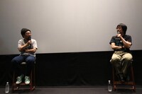 左から山下敦弘、向井康介