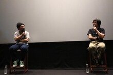 左から山下敦弘、向井康介