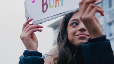 「GIRLS DON'T CRY」場面写真 ©Schneegans Productions