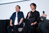 バンコク国際映画祭の「恋愛裁判」舞台挨拶にて、左から深田晃司、倉悠貴