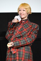 「映画 すみっコぐらし 空の王国とふたりのコ」舞台挨拶付きおひろめ試写会より、えびふらいのしっぽのグッズを持ってステージに上がった木村カエラ