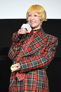 「映画 すみっコぐらし 空の王国とふたりのコ」舞台挨拶付きおひろめ試写会より、えびふらいのしっぽのグッズを持ってステージに上がった木村カエラ