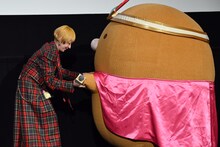 木村カエラ（左）に手を引かれ、スロープをゆっくり上るとんかつ（右）