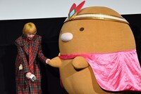 木村カエラ（左）に導かれ、ステージ上へたどり着いたとんかつ（右）