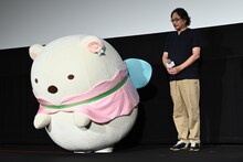 観客にお辞儀をするしろくま（左）と、その様子を見守るイワタナオミ（右）