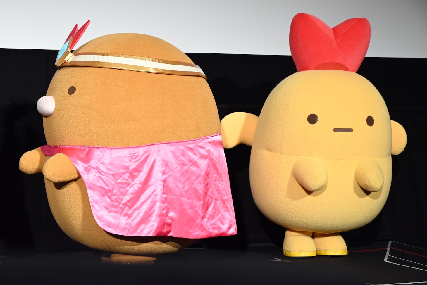 ゆっくり回り、映画のための新衣装をアピールするとんかつ（左）