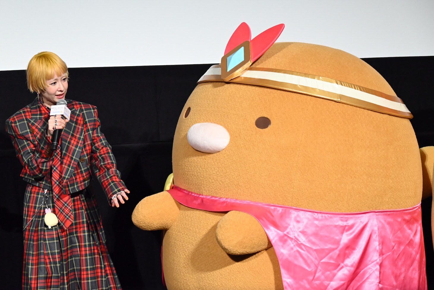 木村カエラ（左）に「救世主」として選出されたとんかつ（右）