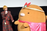 木村カエラ(左)に「救世主」として選出されたとんかつ(右)