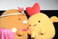 本上まなみに選ばれず、残念そうに寄り添うとんかつ（左）とえびふらいのしっぽ（右）