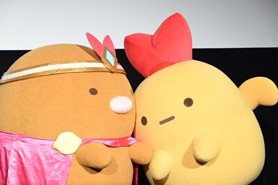 本上まなみに選ばれず、残念そうに寄り添うとんかつ（左）とえびふらいのしっぽ（右）