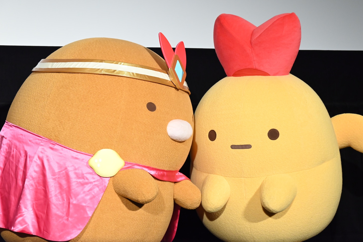 ほかの登壇者たちに気付かれないよう、そっと“内緒話”をしたつもりが、MCにバレていたとんかつ（左）とえびふらいのしっぽ（右）