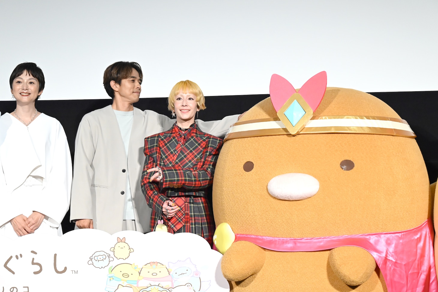 フォトセッションの準備中に、とんかつにそっと触れる井ノ原快彦（左から2人目）
