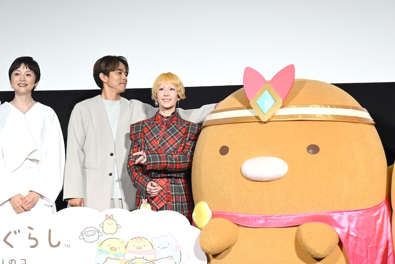 フォトセッションの準備中に、とんかつにそっと触れる井ノ原快彦(左から2人目)