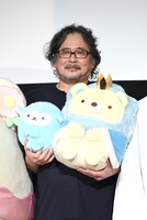 “おうじ”と“おつきのコ”のぬいぐるみを抱えたイワタナオミ。井ノ原快彦と本上まなみによれば、触り心地は「ふわふわ」だそう