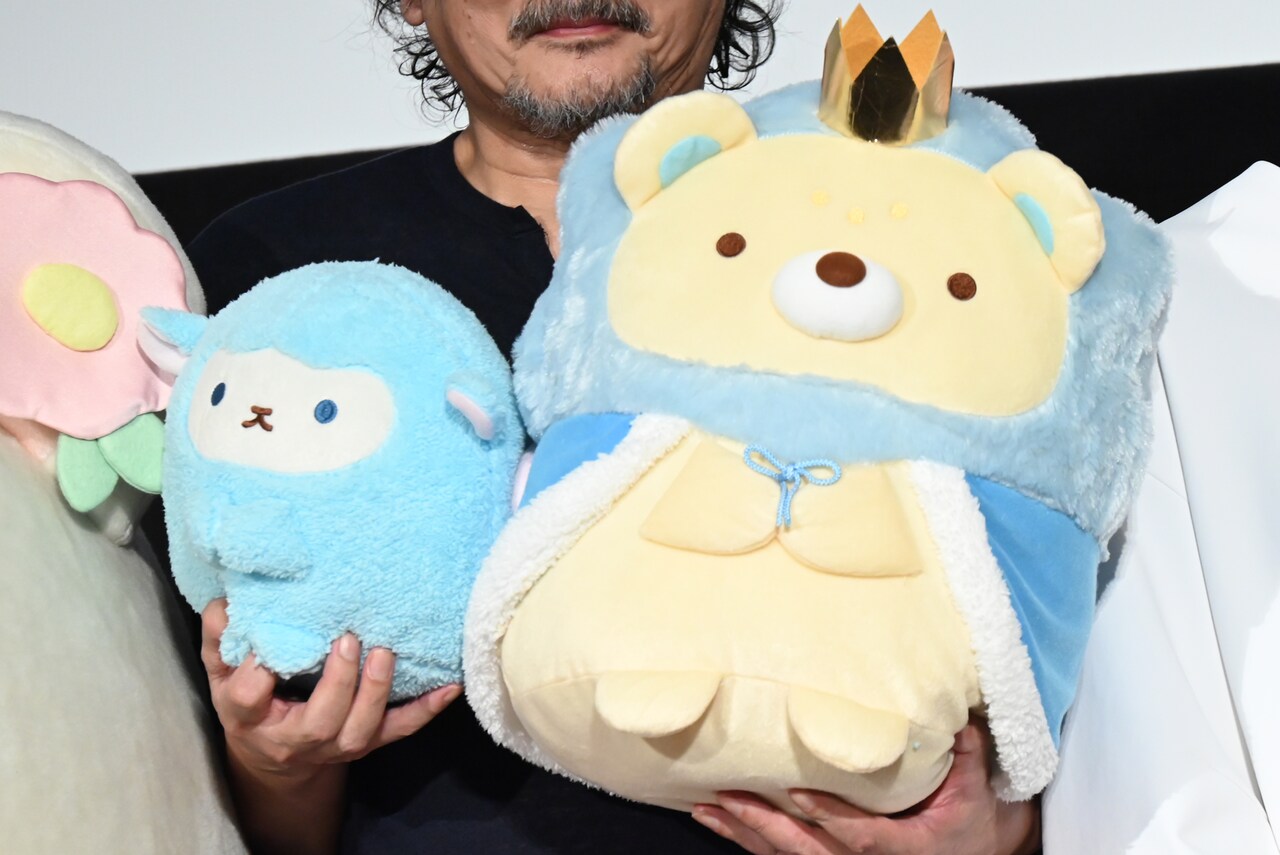 イワタナオミに抱えられた“おうじ”と“おつきのコ”のぬいぐるみ