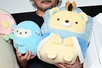 イワタナオミに抱えられた“おうじ”と“おつきのコ”のぬいぐるみ