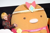 とんかつ（右）の横から、ひょっこりと顔を出す木村カエラ（左）