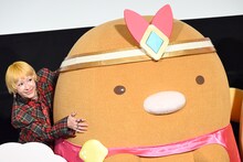 とんかつ（右）の横から、ひょっこりと顔を出す木村カエラ（左）