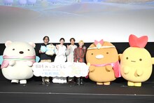 「映画 すみっコぐらし 空の王国とふたりのコ」舞台挨拶付きおひろめ試写会の様子。左からしろくま、イワタナオミ、本上まなみ、井ノ原快彦、木村カエラ、とんかつ、えびふらいのしっぽ