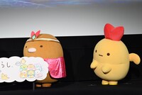 ステージ上に残されたとんかつ（左）とえびふらいのしっぽ（右）