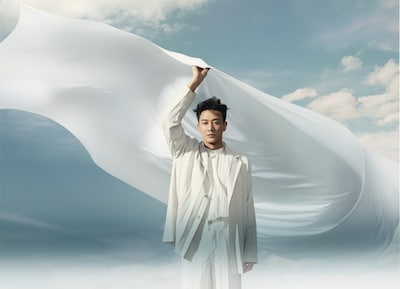 レイモンド・ラム（林峯）は歌手として2007年にデビューアルバムを発表、2025年5月に10枚目となる最新アルバム「GO WITH THE FLOW」をリリースした