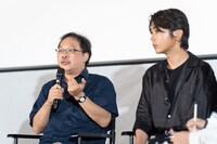 バンコク国際映画祭の「恋愛裁判」舞台挨拶にて、左から深田晃司、倉悠貴