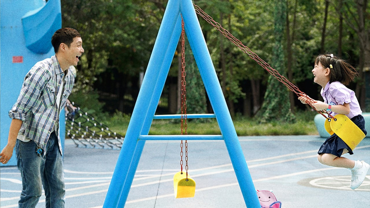 中国映画「愛がきこえる」EXOのレイことチャン・イーシン（張芸興）演じるろう者の父親シャオマー（小馬）と、リー・ルオアン（李珞桉）演じる娘のムームー（木木）