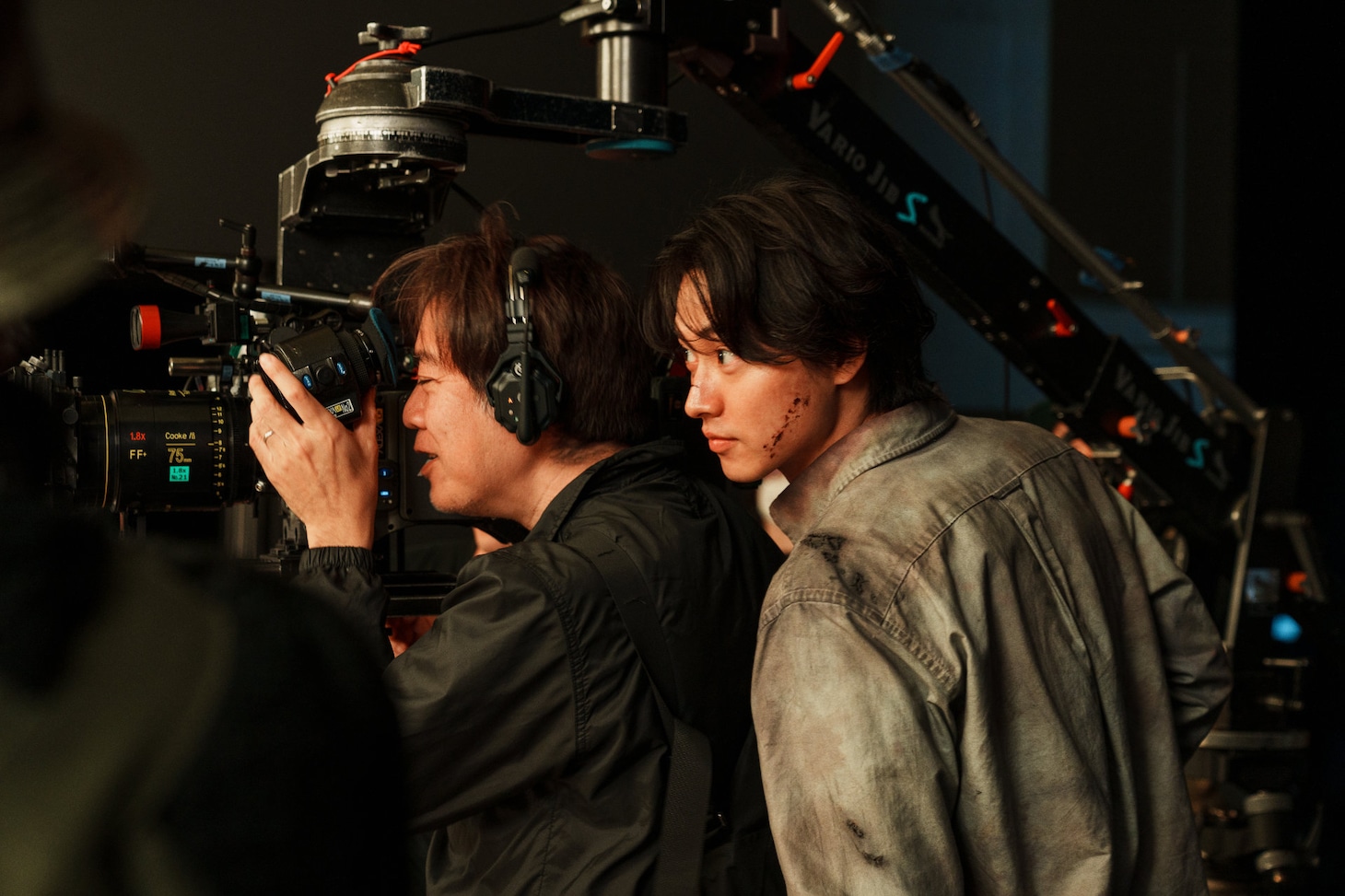 Netflixシリーズ「今際の国のアリス」シーズン3の撮影に臨む山﨑賢人（右）