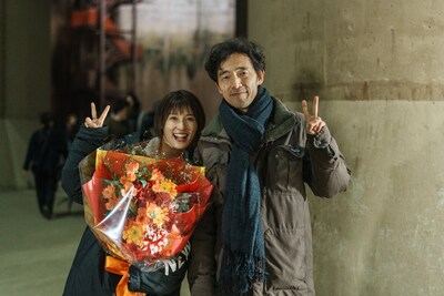 Netflixシリーズ「今際の国のアリス」シーズン3のメイキング写真。左から土屋太鳳、佐藤信介