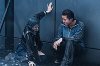 Netflixシリーズ「今際の国のアリス」シーズン3のメイキング写真。左から玉城ティナ、醍醐虎汰朗