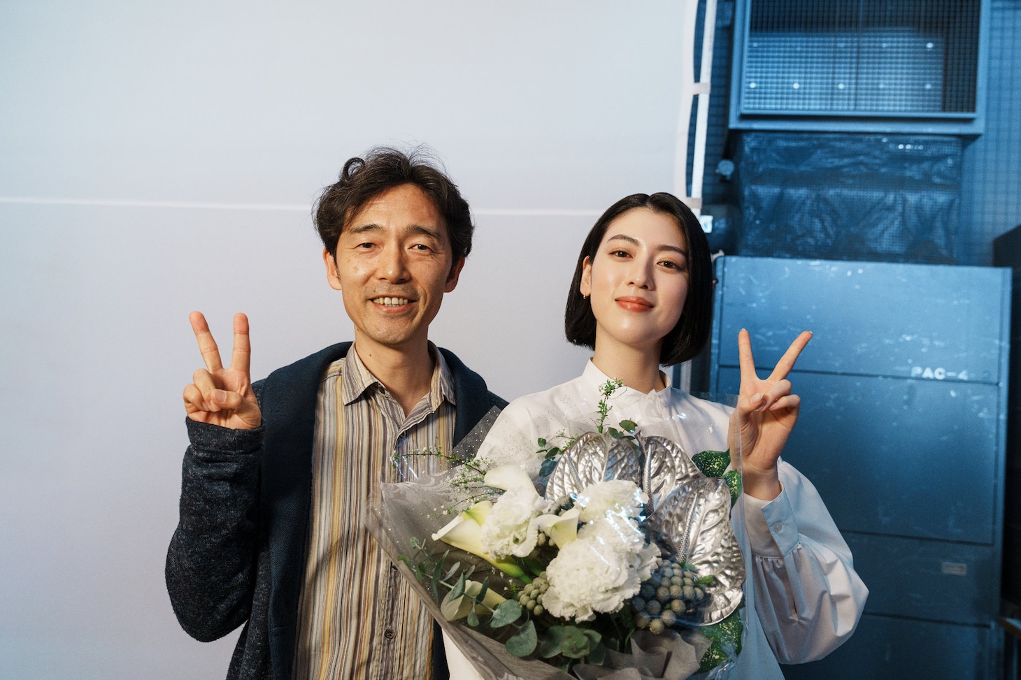 Netflixシリーズ「今際の国のアリス」シーズン3のメイキング写真。左から佐藤信介、三吉彩花