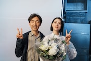 Netflixシリーズ「今際の国のアリス」シーズン3のメイキング写真。左から佐藤信介、三吉彩花