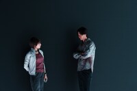 Netflixシリーズ「今際の国のアリス」シーズン3のメイキング写真。左から土屋太鳳、山﨑賢人