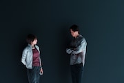 Netflixシリーズ「今際の国のアリス」シーズン3のメイキング写真。左から土屋太鳳、山﨑賢人