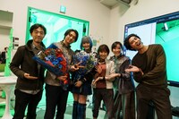 Netflixシリーズ「今際の国のアリス」シーズン3のメイキング写真。左から佐藤信介、山﨑賢人、玉城ティナ、土屋太鳳、須藤理彩、賀来賢人