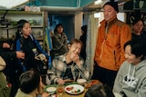 「ナイトフラワー」メイキング写真。笑顔を見せる北川景子(中央)